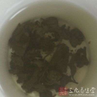 放舊瓦片上焙干，研細末