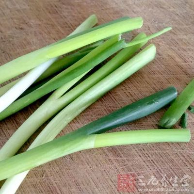 芋根一个(咸菜的一种)，葱，油，味精适量