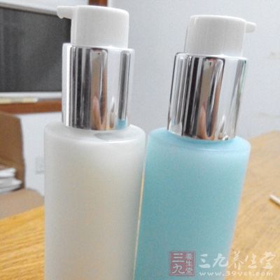 面部容易泛油光或长痘痘的区域单独使用控油产品