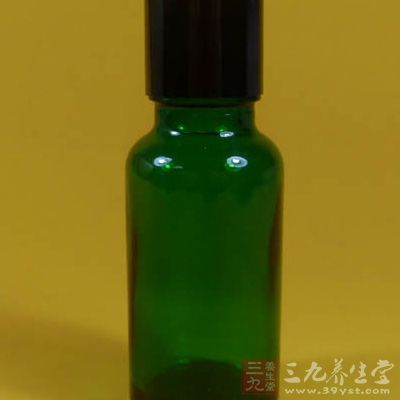 茶樹(shù)精油對(duì)于油性肌膚和有粉刺皮膚的人來(lái)說(shuō)是非常適合使用的