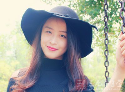 一些专家依据上班族易腰痛编排了椅上健身操，可以使您在10分钟内消除疲惫