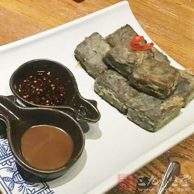 臭豆腐的臭味源自于其中蛋白質(zhì)腐敗產(chǎn)生的胺類