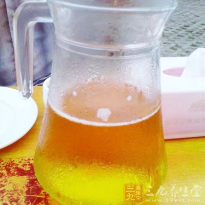 吃海鲜喝啤酒会导致痛风的发生