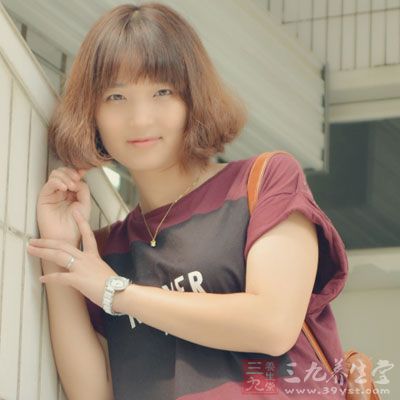 生气令内分泌系统紊乱，使甲状腺分泌的激素增加，久而久之会引发甲亢。