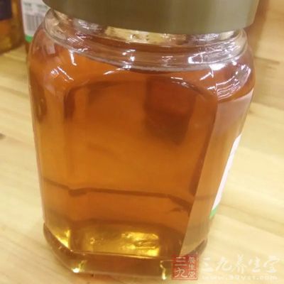 柠檬一个(用两片)，蜂蜜适量