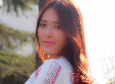 气血双补需以食用补血、补气的食物、药物慢慢调养，切不可超之过急。