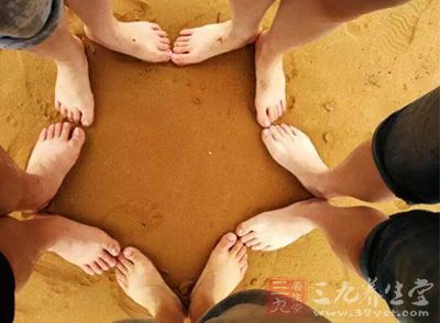 自明朝以来,就流行这句口头语;有人以为这是穷人不怕富人的一句话。这句话的真正含义,是爱光脚的人寿命长。 自明朝以来,就流行这句口头语;有人以为这是穷人不怕富人的一句话。这句话的真正含义,是爱光脚的人寿命长。