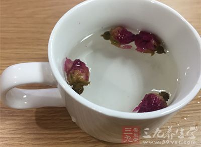 建议喝些姜黄茶或用玫瑰花、红花、山楂泡茶