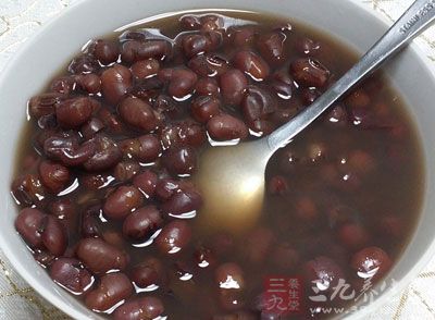 红豆汤、桂圆汤、八宝粥都是不错的日常选择