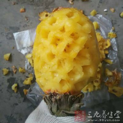 菠蘿中的膳食纖維，可以促進(jìn)排便