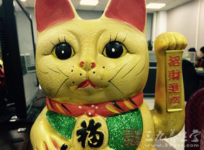 招财猫是一种可以带来好运和福气的吉祥物,招财猫挂着的金铃