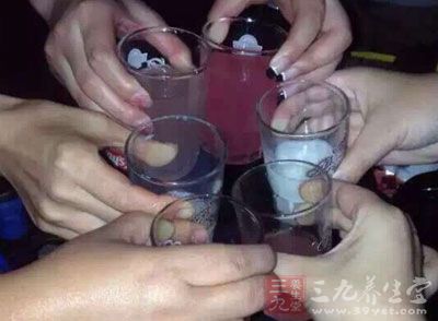 故妇女应不吸烟，少饮酒。