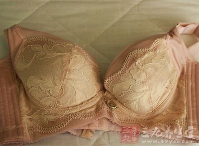 在睡前给乳房自由。