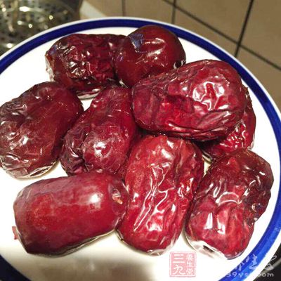 枣的汁液虽然不多,但它更具有补益阴血的功效 枣的汁液虽然不多,但它更具有补益阴血的功效