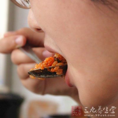 在吃饭的时候慢一点对于肠胃有帮助