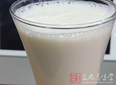 虽然牛奶中也含有很高的钙，但与它比起来，酸奶中所含的乳酸与钙结合