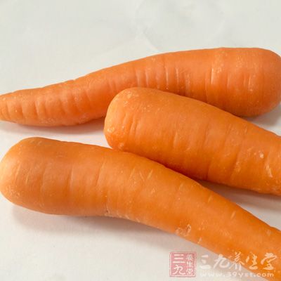 胡蘿卜和芹菜等，這類(lèi)食物易誘發(fā)皮膚過(guò)敏瘡瘍腫毒