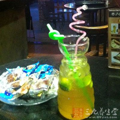 現(xiàn)在的果汁飲料中，一般是不允許添加色素等配料