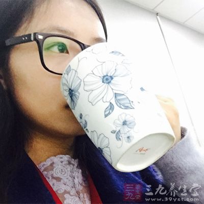 把所有的原料整理干净后研磨成粉末,用清水煎3次,并以文火浓缩,之后加入阿胶、鹿角胶以及冰糖,煮沸即可。 把所有的原料整理干净后研磨成粉末,用清水煎3次,并以文火浓缩,之后加入阿胶、鹿角胶以及冰糖,煮沸即可。