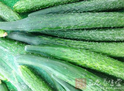 为你推荐几种很适合夏季食用的食物:绿茶、香瓜、西瓜、黄瓜、绿豆汤、番茄等。 为你推荐几种很适合夏季食用的食物:绿茶、香瓜、西瓜、黄瓜、绿豆汤、番茄等。