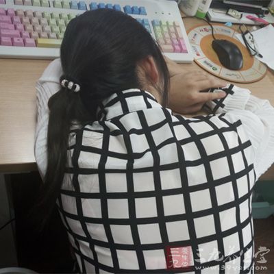 夏季容易缩短人们的睡眠时间,所以在中午的时候不如补个小觉 夏季容易缩短人们的睡眠时间,所以在中午的时候不如补个小觉