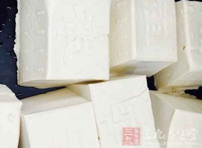 豆腐、豆浆、牛奶、酸奶、奶酪。这类食物含有丰富的钙和蛋白质。 豆腐、豆浆、牛奶、酸奶、奶酪。这类食物含有丰富的钙和蛋白质。