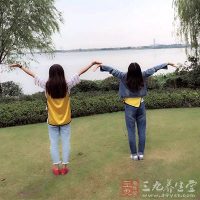 将每天午餐后的休息时间充分利用起来，围绕公司快走或者是在公司附近逛逛，以均匀的速度行进