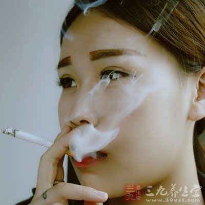 女性睡觉前抽烟对于皮肤有很大的伤害