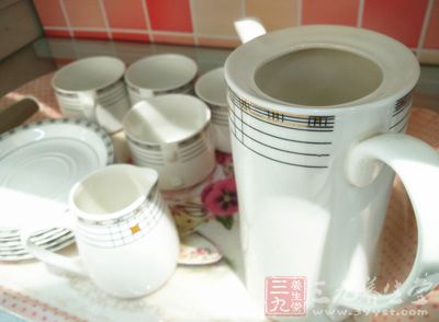 瓷的杯盖特别容易被打破