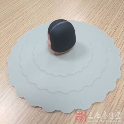 不合格的橡胶杯盖,异味重,还会在我们的杯口有残留