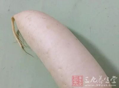 有脚臭病的人，可用白萝卜半个，切成薄