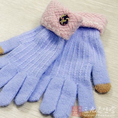 在冬季出门的时候，我们最好在手上戴一副手套