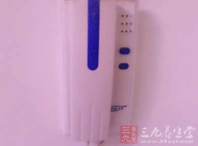 在电话机上贴一个卡通小粘纸，或者用颜料涂上一点