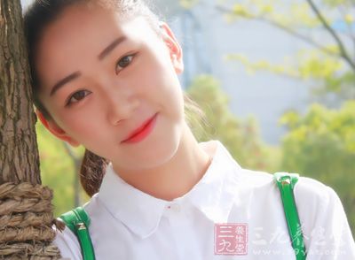 轻轻按摩乳房,可使过量的体液再回到淋巴系统。 轻轻按摩乳房,可使过量的体液再回到淋巴系统。