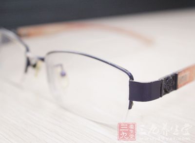 6岁娃1天玩3小时电脑患60岁人眼疾近视200度