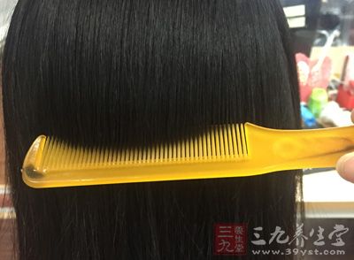 各式梳子或手指均可，每日梳数十至百下