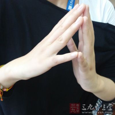 左手自然上甩拍右肩,右手拍左肩交替 左手自然上甩拍右肩,右手拍左肩交替