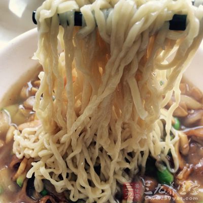 吃饭唱歌容易呛到或噎着 吃饭唱歌容易呛到或噎着