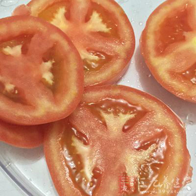 西红柿经低温冷冻后,肉质呈水泡状,显得软烂 西红柿经低温冷冻后,肉质呈水泡状,显得软烂