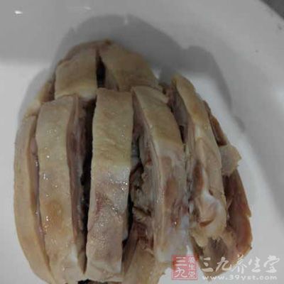 先将水鸭肉用清水洗净血污