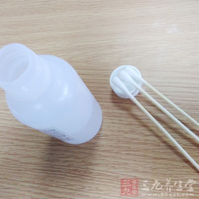 是用棉签沾上药点伤口
