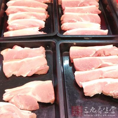 过度苦寒、冰凉的食物易伤肾，如苦瓜、猪肉、鹅肉