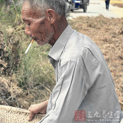 当扫兴、生气、苦闷和悲哀临头时，可暂且回避一下，努力把不愉快的思路转移到高兴的思路上去