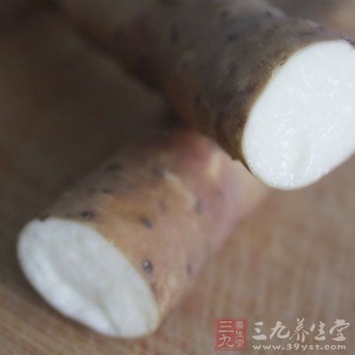 山药洗净削皮切小丁备用