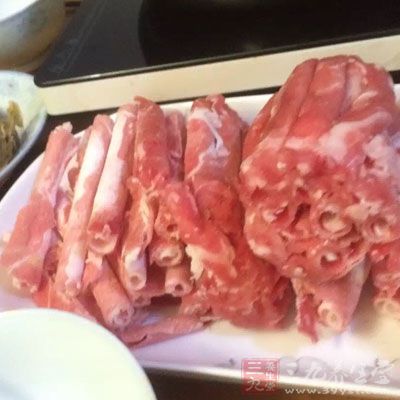 羊肉洗净切块，入沸水锅内