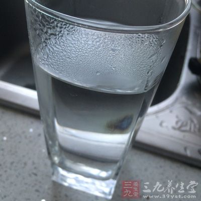 每日早晚、餐后用淡盐水漱口，以清除口腔病菌，治疗口腔疾病