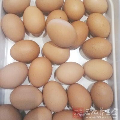 雞蛋兩只，豆豉、蔥白、食鹽、味精適量