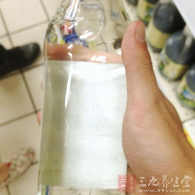 洗脸水中加少量食醋一日数次