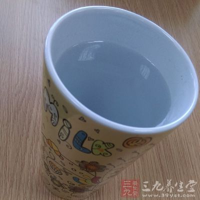 这个时候不妨去茶水间倒一杯热水