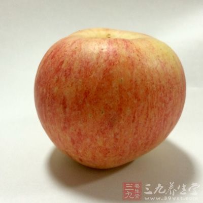 苹果营养丰富，是一种广泛使用的天然美容水果